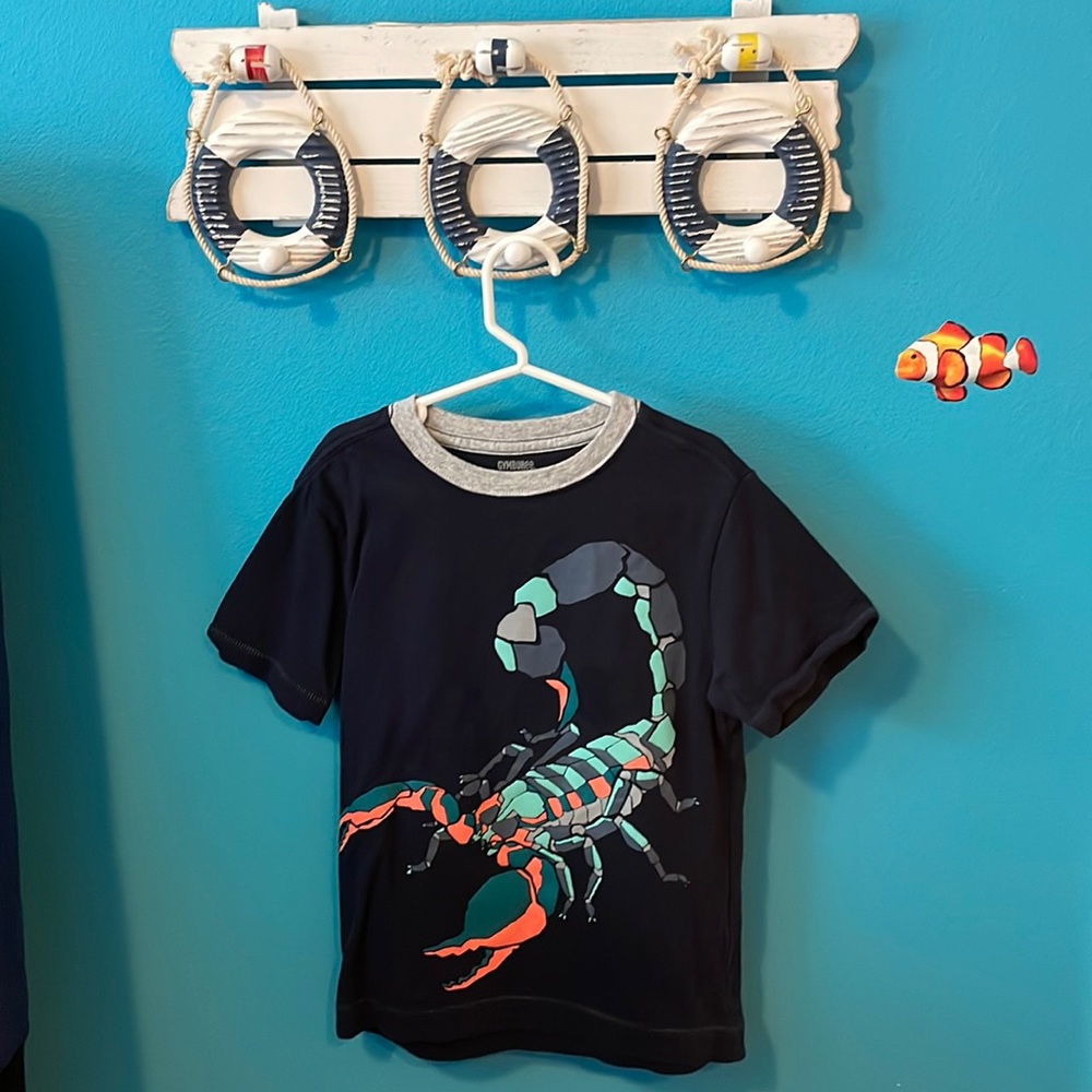 Gymboree scorpion tee. Size 6.